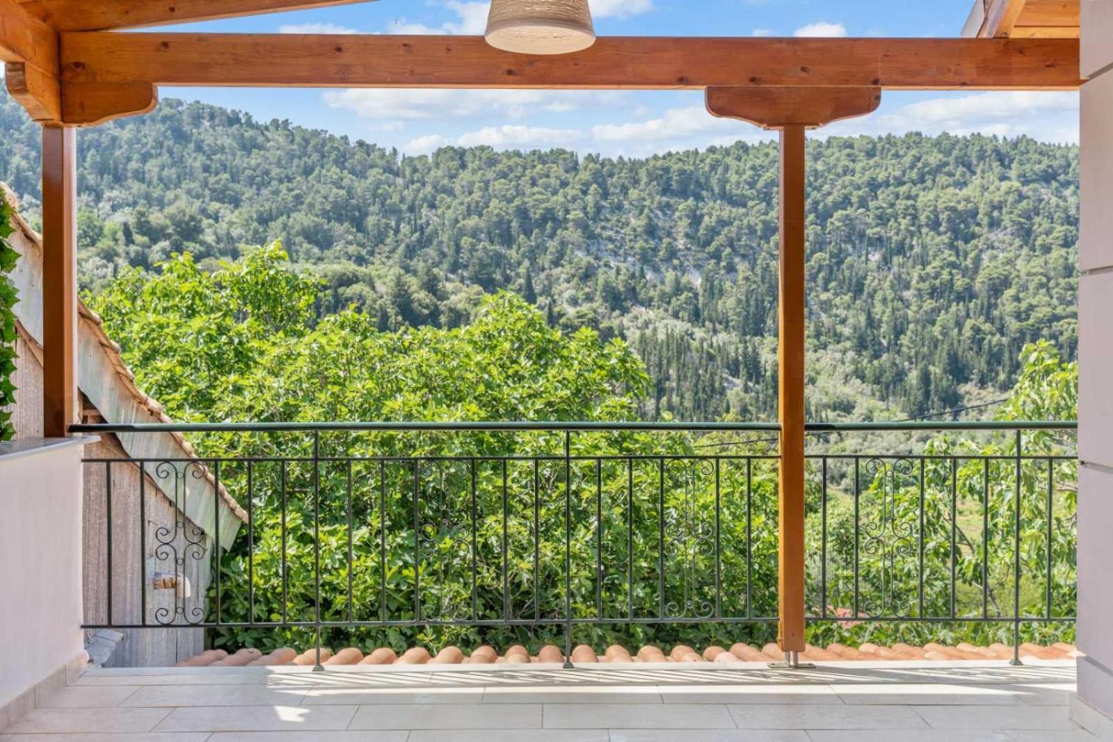 Apartment Ameli , Spacious With Mountain View, Lefkada Dragano